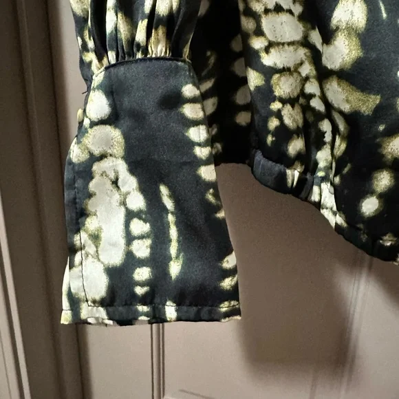 Banana Republic Black and Cream Patterned Blouse- Large - Picture 3 of 4